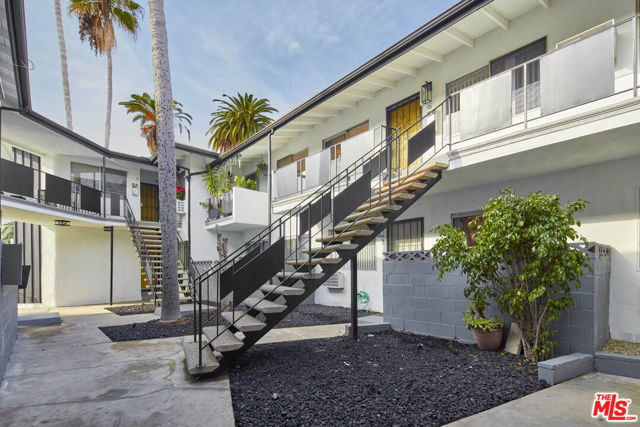 204 N Manhattan Place, Los Angeles CA: https://media.crmls.org/mediaz/7381a85d-a010-4502-9d5a-17029b47ab0a.jpg