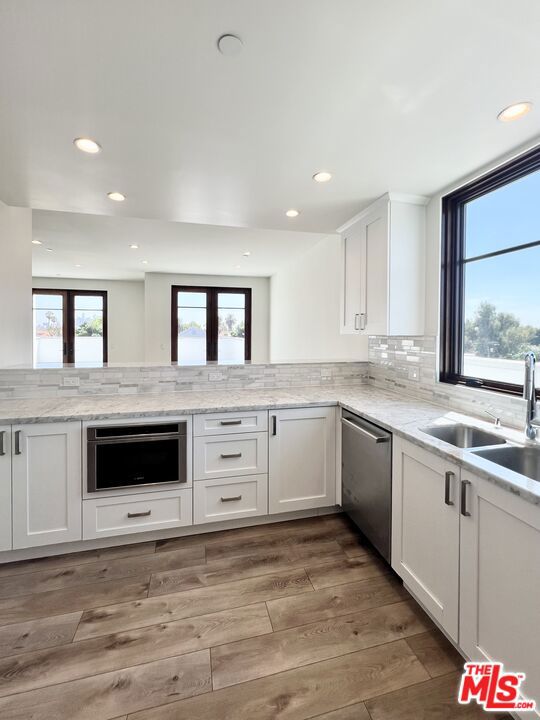 859 S LUCERNE Boulevard, Los Angeles CA: https://media.crmls.org/mediaz/7381f36e-8f92-4171-8208-102bd6215d57.jpg
