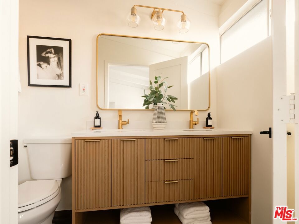 https://media.crmls.org/mediaz/7381fcbe-2512-497d-b6aa-aae3a3a35167.jpg?preset=X-Large