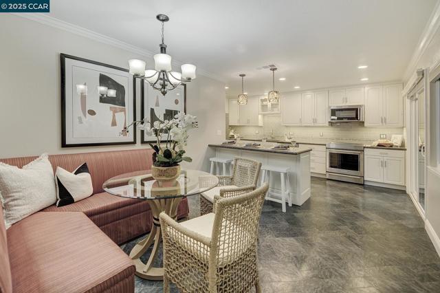 3050 Rossmoor Pkwy, Walnut Creek CA: https://media.crmls.org/mediaz/73846037-4545-4192-b14b-002f22fc15a1.jpg