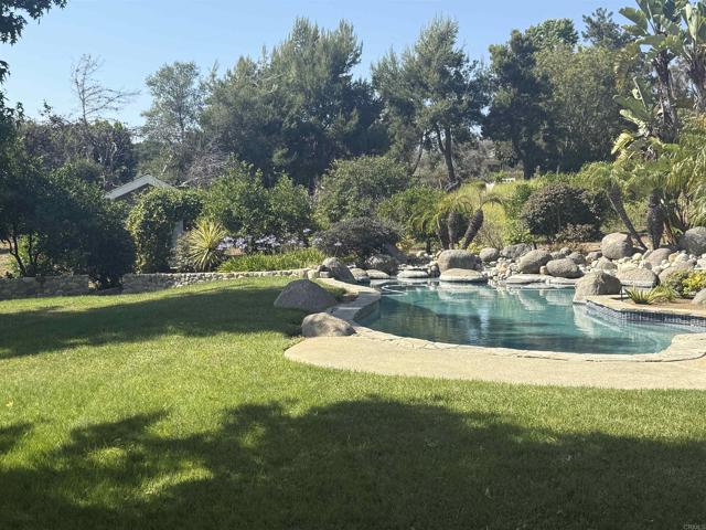18 Gateview Drive, Fallbrook CA: https://media.crmls.org/mediaz/7384884f-8f12-4f59-9e40-824052d60b32.jpg