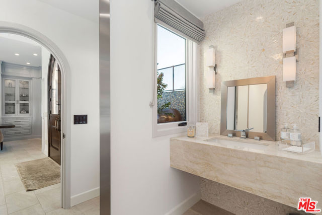 1380 Summitridge Place, Beverly Hills CA: https://media.crmls.org/mediaz/7384b3eb-e9c2-4328-9b81-f78e5afdb4c8.jpg