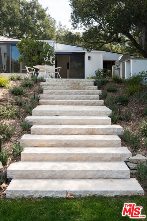 901 Crater Camp Drive, Calabasas CA: https://media.crmls.org/mediaz/7384b572-7c06-443d-8632-46ac96407ccf.jpg