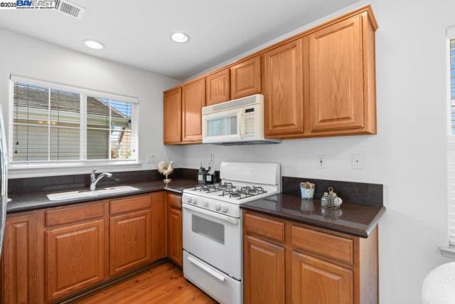 1525 Whispering Oaks Way, Pleasanton CA: https://media.crmls.org/mediaz/7384bbd8-c7e7-4c0d-95b3-27ade1e8d358.jpg