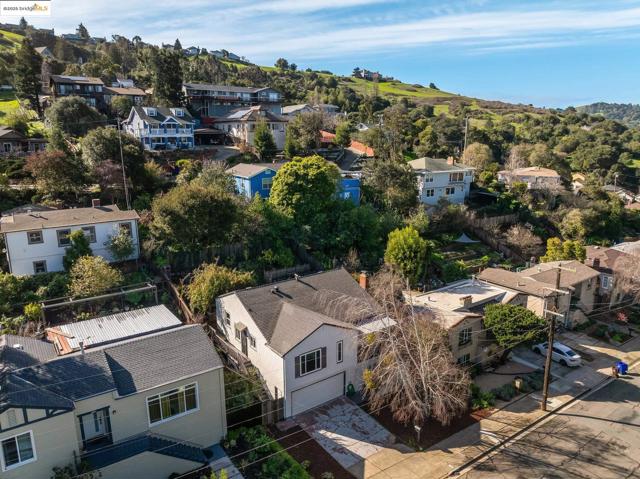 279 Pomona Street, Crockett CA: https://media.crmls.org/mediaz/7384d3a9-c0f3-40f6-a918-3ad3b7d5dbe0.jpg