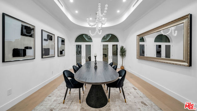 1447 San Ysidro Drive, Beverly Hills CA: https://media.crmls.org/mediaz/73866fbc-9cfb-40fd-9407-eed36c7386c2.jpg
