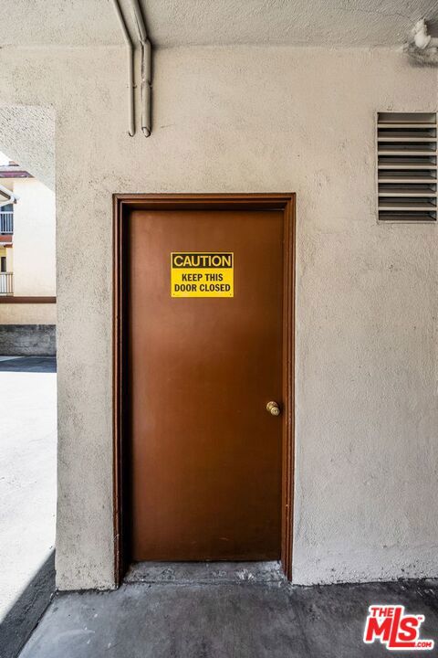 404 Porter Street, Glendale CA: https://media.crmls.org/mediaz/7387735b-8b84-48a0-9e23-eaa704c07157.jpg