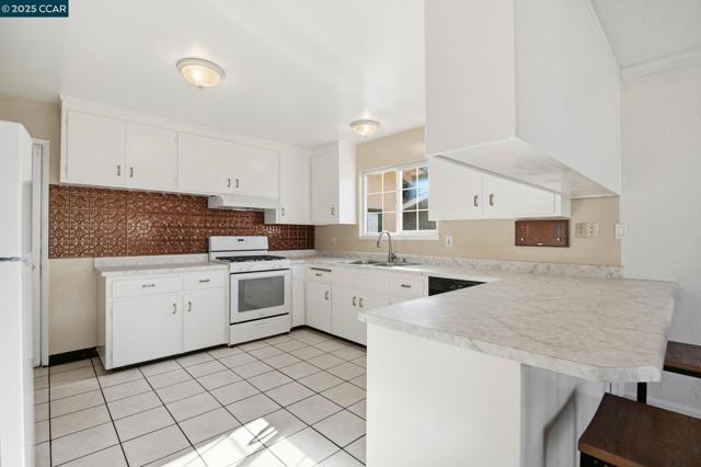 931 N Camino Alto Drive, Vallejo CA: https://media.crmls.org/mediaz/738792f0-8662-4d6b-a69e-7b8ccd2b82a9.jpg