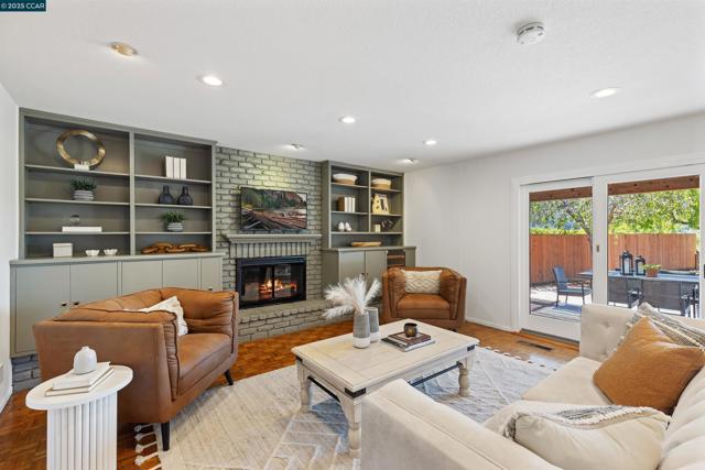 11 Breck Ct, Moraga CA: https://media.crmls.org/mediaz/73886514-bdef-47ab-8bb4-b6d5583b21b0.jpg