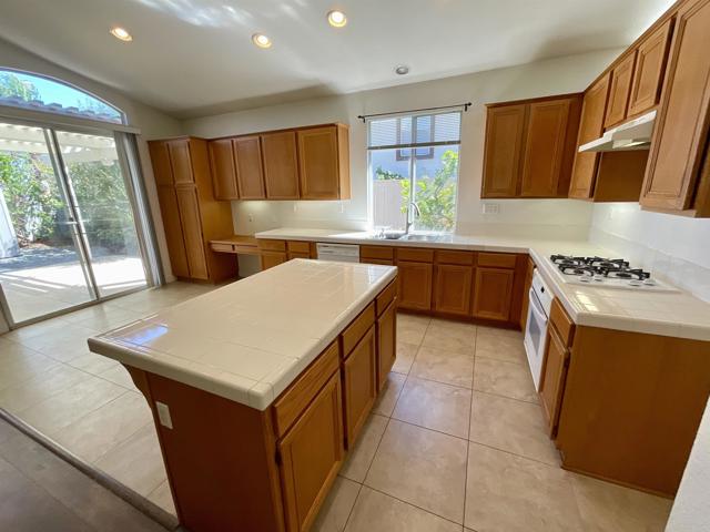 7860 Paseo Tulipero, Carlsbad CA: https://media.crmls.org/mediaz/73886a9f-0682-4ed9-ad14-d191a64d9442.jpg
