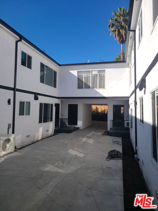 465 S Le Doux Road, Los Angeles CA: https://media.crmls.org/mediaz/73893028-e9f9-409b-ace7-a1dee284b126.jpg