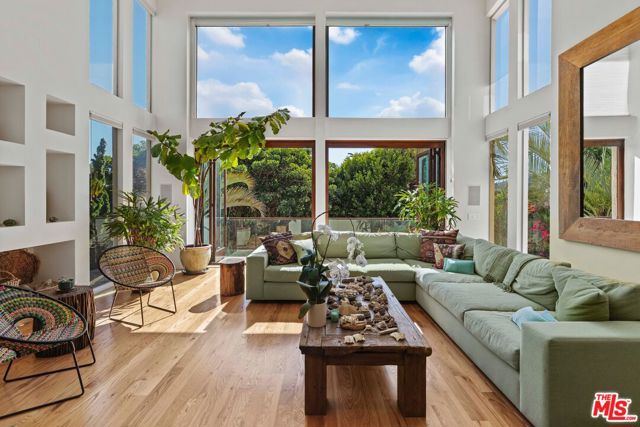 31851 Seafield Drive, Malibu CA: https://media.crmls.org/mediaz/7389bcb8-482e-43d3-8dd8-5488645df68a.jpg