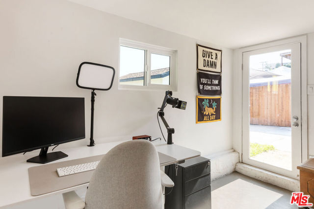 3330 Minto Court, Los Angeles CA: https://media.crmls.org/mediaz/738ddb0d-ec5e-4c28-b3a1-afec3ce53567.jpg