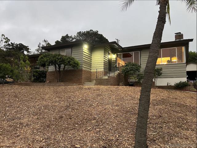 3958 Kenwood Dr, Spring Valley CA: https://media.crmls.org/mediaz/738e17ae-34e1-4b37-9925-549e697d4e56.jpg