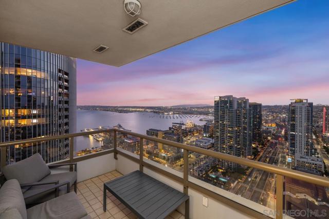 700 W E St, San Diego CA: https://media.crmls.org/mediaz/738e2bd5-207a-4674-b0a4-36c8ac305a19.jpg