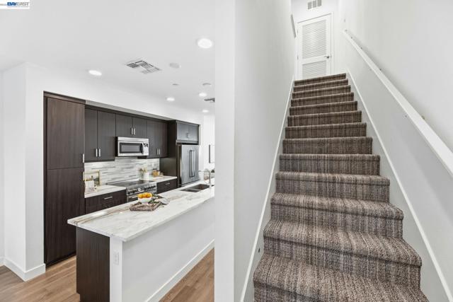 931 Edy Ln, Oakland CA: https://media.crmls.org/mediaz/73902447-848a-4ee1-927f-35204f089d31.jpg