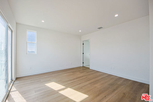 1636 Longwood Avenue, Los Angeles CA: https://media.crmls.org/mediaz/73905155-efbb-4e34-9778-edd43758b10f.jpg