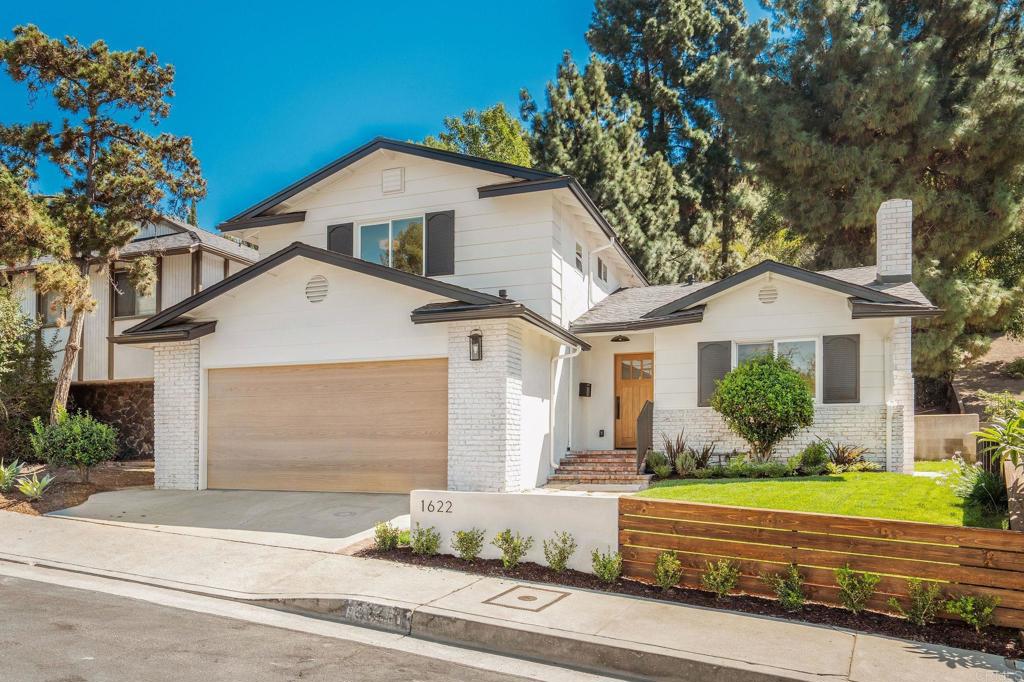 1622 Sunny Heights Dr — architectural residence