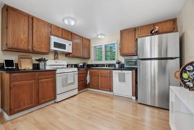 Detail Gallery Image 8 of 35 For 6673 Corte Maria, Carlsbad,  CA 92009 - 3 Beds | 2 Baths