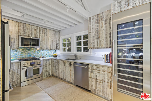 1362 Palisades Beach Road, Santa Monica CA: https://media.crmls.org/mediaz/73917b6a-ef03-4f7a-93f1-d6389c98ae88.jpg