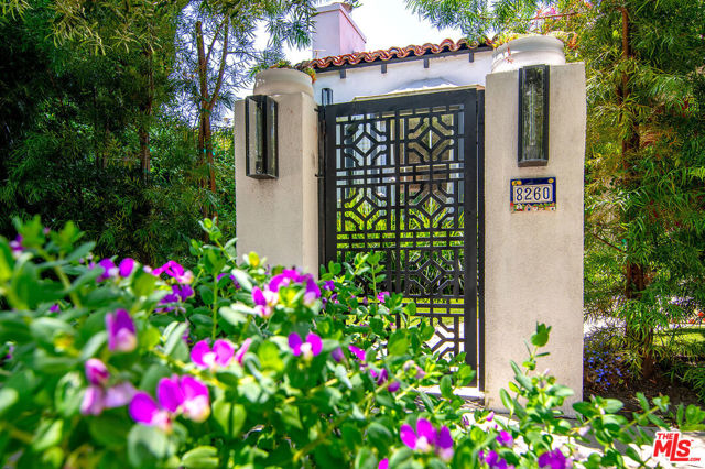 8260 Oakwood Avenue, Los Angeles CA: https://media.crmls.org/mediaz/7392a0ff-f88e-4e63-93e9-14c230ee4a2b.jpg