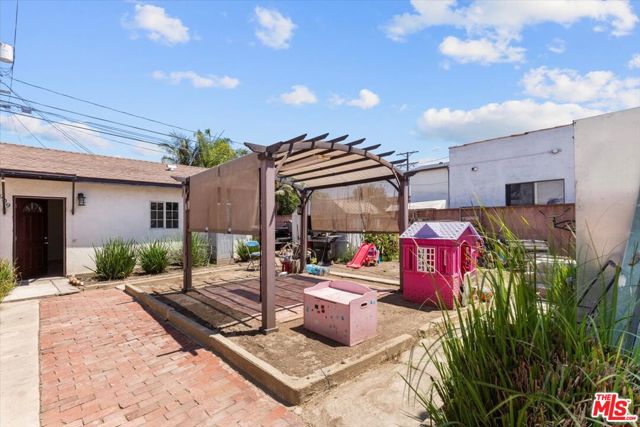 907 E 81st Street, Los Angeles CA: https://media.crmls.org/mediaz/7392cf5a-9755-4815-8a6f-18a0d6115517.jpg
