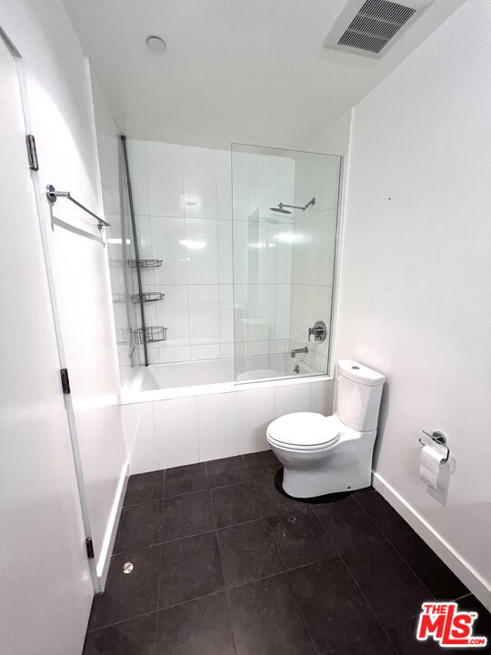 1200 N Sweetzer Avenue, West Hollywood CA: https://media.crmls.org/mediaz/7392efa5-7e73-4c1b-9fe5-4fbdd94bda71.jpg