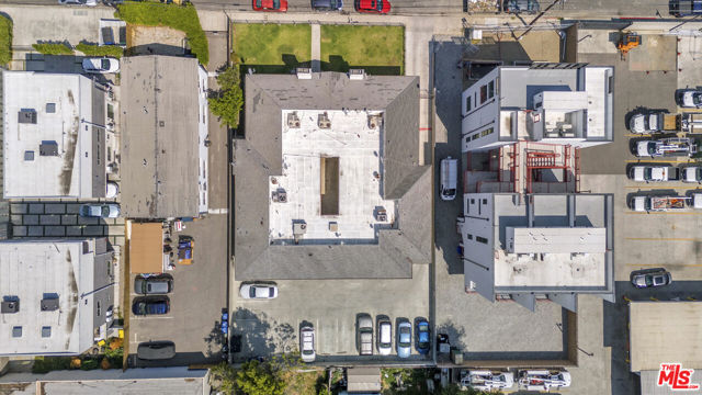 5621 Klump Avenue, North Hollywood CA: https://media.crmls.org/mediaz/73941c11-a94c-4306-9e0a-fd641199fed4.jpg