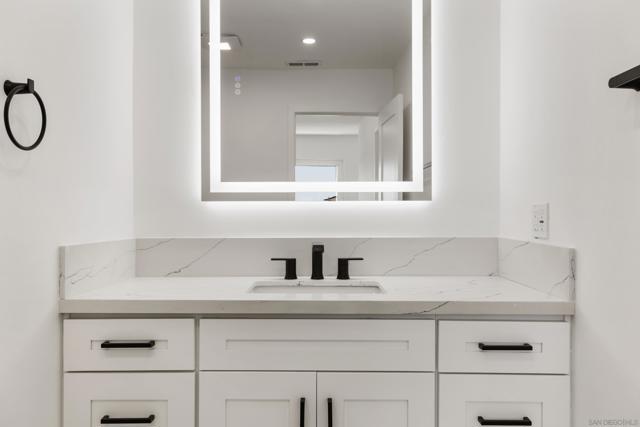 2537 Davis Ave, Carlsbad CA: https://media.crmls.org/mediaz/73941d17-5c9e-423e-9569-53ba63e55e50.jpg