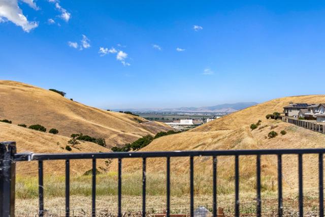26446 Honor Lane, Salinas CA: https://media.crmls.org/mediaz/7394d9c1-ce70-44ad-8c85-51ca3c1c4b4a.jpg