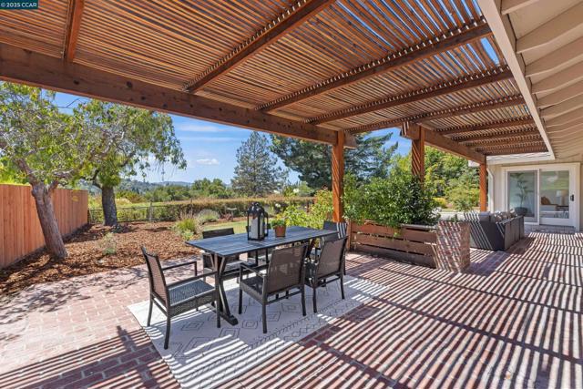 11 Breck Ct, Moraga CA: https://media.crmls.org/mediaz/73960fb6-9344-4c35-9364-c584a5d78363.jpg
