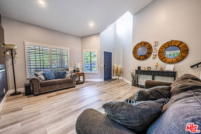 20055 Avenue Of The Oaks, Newhall CA: https://media.crmls.org/mediaz/739637ef-9479-48a6-a0d6-54d148f249bf.jpg