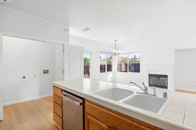 4 Mistyvale Ct, Sacramento CA: https://media.crmls.org/mediaz/7397380a-7796-400d-8317-fd9b1bb62478.jpg
