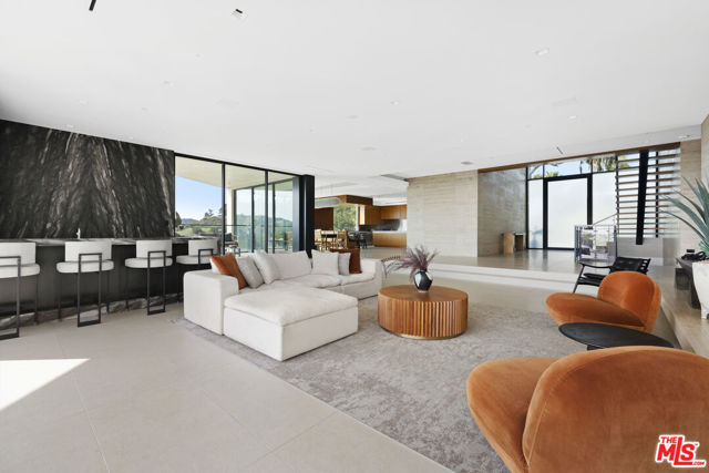 1731 Summitridge Drive, Beverly Hills CA: https://media.crmls.org/mediaz/73979502-d023-419e-85b7-1c925bc216f0.jpg