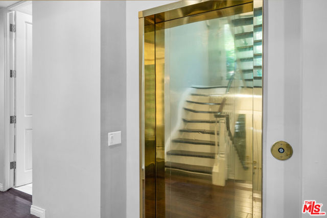 10023 Westwanda Drive, Beverly Hills CA: https://media.crmls.org/mediaz/739876f1-2599-485e-aaf5-45cf1fbfcf9a.jpg