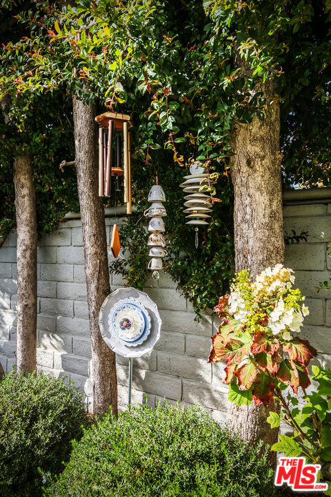 13109 Valley Vista Boulevard, Studio City CA: https://media.crmls.org/mediaz/739898f7-b414-4237-8bc0-c6dd202913bb.jpg