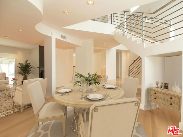269 N Bundy Drive, Los Angeles CA: https://media.crmls.org/mediaz/73989eb0-9311-403a-b5f8-1435b989979c.jpg