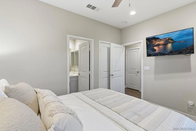4382 Pacifica Way, Oceanside CA: https://media.crmls.org/mediaz/73999e24-0316-4b58-9431-2251c0dfc072.jpg
