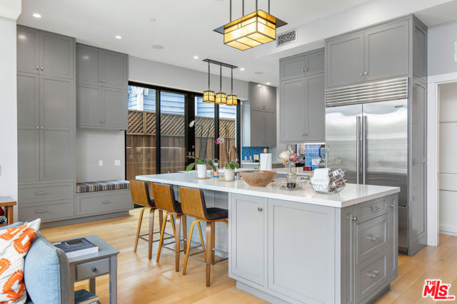 106 Dudley Avenue, Venice CA: https://media.crmls.org/mediaz/7399dd73-49e8-4cc9-b534-fe34553eda0d.jpg