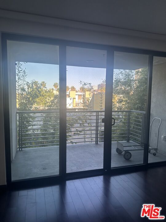 520 S Kingsley Drive, Los Angeles CA: https://media.crmls.org/mediaz/739a36d6-22e6-4b0d-aa35-3a26c1b0e12e.jpg