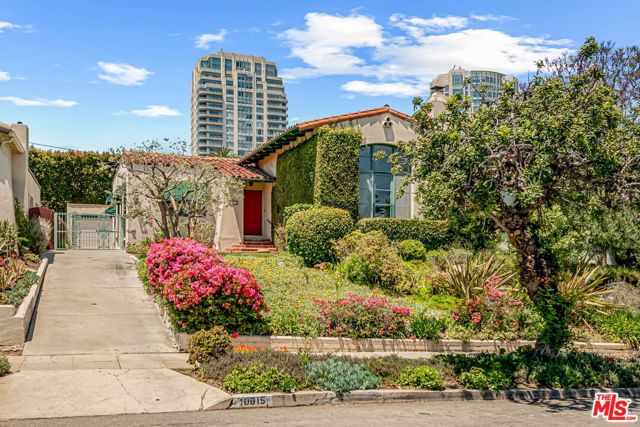 10815 Rochester Avenue, Los Angeles CA: https://media.crmls.org/mediaz/739ad0c0-9e9e-4483-aedf-044fca8e8402.jpg