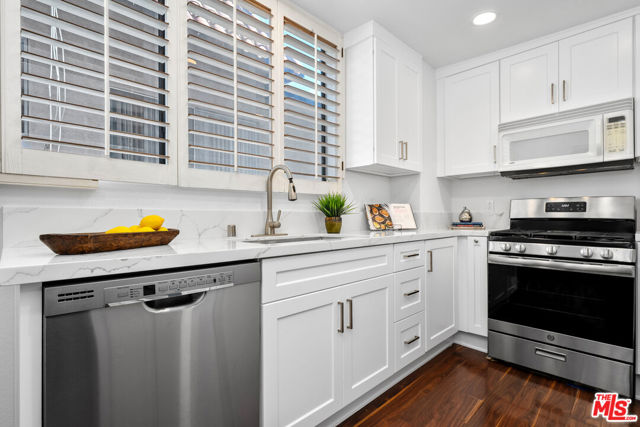 11982 Kiowa Avenue, Los Angeles CA: https://media.crmls.org/mediaz/739be3f8-01cd-433e-8160-7e46a101dc88.jpg