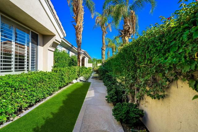 416 Desert Holly Drive, Palm Desert CA: https://media.crmls.org/mediaz/739bfffd-b558-4976-921c-92cc426ae0b2.jpg
