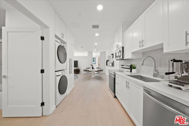 3977 Beverly Boulevard, Los Angeles CA: https://media.crmls.org/mediaz/739db1b9-83aa-4bfb-8a33-465ecc4577c6.jpg