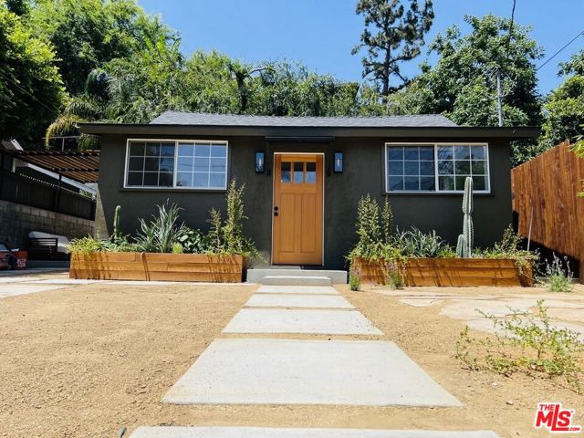 3815 Fernwood Avenue, Los Angeles CA: https://media.crmls.org/mediaz/739e475d-bb18-45d9-8cc4-e8bff143ddef.jpg