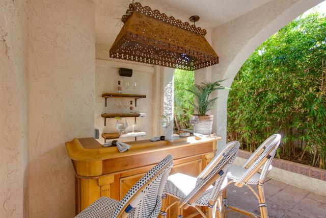 6817 Vianda Ct Court, Carlsbad CA: https://media.crmls.org/mediaz/739ed848-7998-45a4-8800-685b6b9c44dc.jpg