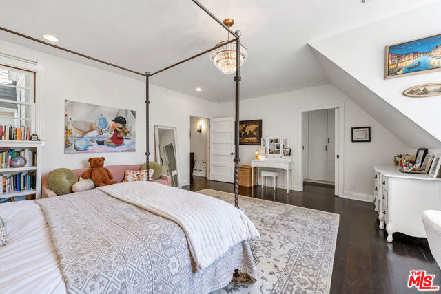 233 S Saltair Avenue, Los Angeles CA: https://media.crmls.org/mediaz/73a177f8-6a88-47ba-b7ea-134c4ba59a4f.jpg