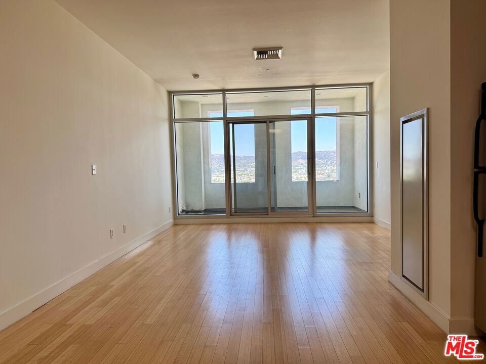 https://media.crmls.org/mediaz/73a1bd5a-636d-478d-b712-5f4586e64abd.jpg?preset=X-Large