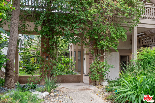3480 Barham Boulevard, Los Angeles CA: https://media.crmls.org/mediaz/73a1d025-0e1e-41da-9d88-8f6b62aedde0.jpg