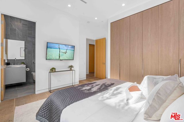 832 N Sierra Bonita Avenue, Los Angeles CA: https://media.crmls.org/mediaz/73a1d7bf-8cdf-4472-8eed-b943e08bbb60.jpg